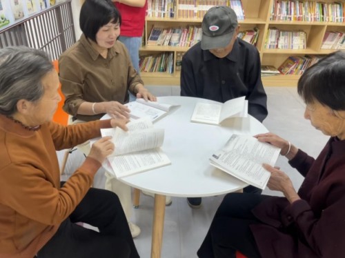 江西省九江市彭泽县黄花镇开展“夕阳悦读 银龄书香情”活动