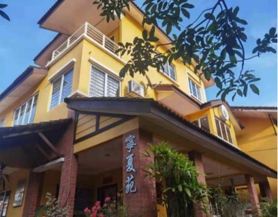 无形的镣铐： 当“民间大使”的仁心折翼于故土之困