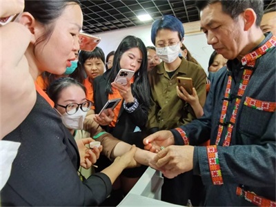 金秀瑶族灯草灸疗法 瑶医药非物质文化遗产传承人---赵衷民