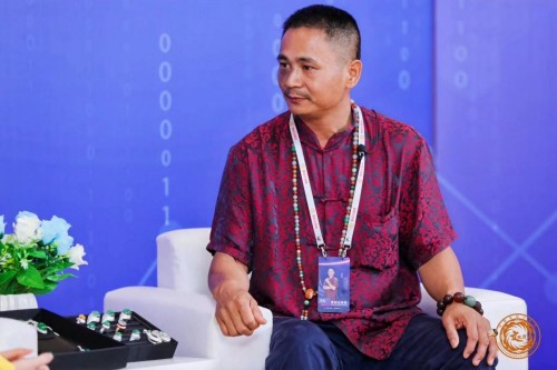 翠影匠心：冯帮进的翡翠雕刻之旅