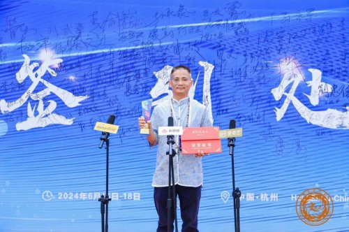 翠影匠心：冯帮进的翡翠雕刻之旅