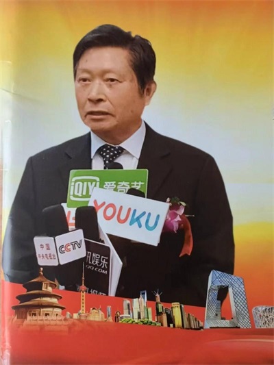 破茧卌秋织经纬 ，耕心万里种青松