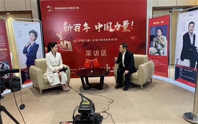 破茧卌秋织经纬 ，耕心万里种青松