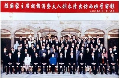 破茧卌秋织经纬 ，耕心万里种青松