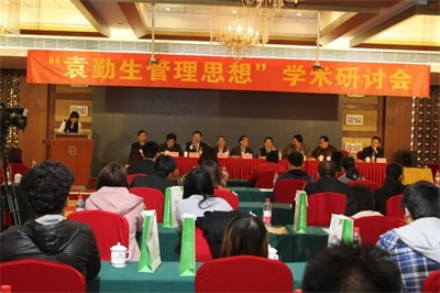 破茧卌秋织经纬 ，耕心万里种青松