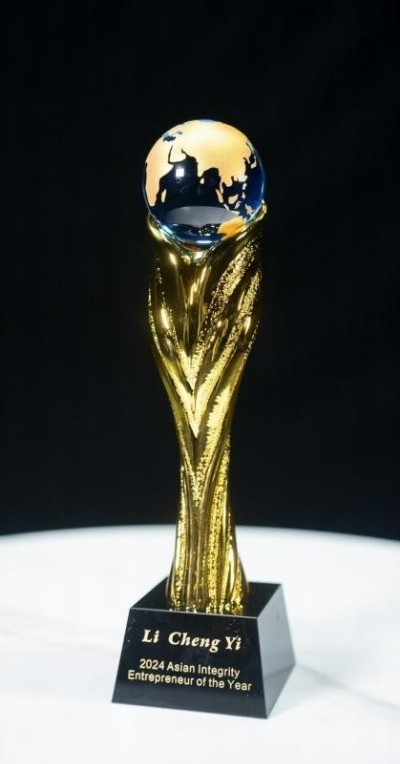 李乘伊院长荣获抗战胜利80周年大阅兵中医楷模人物